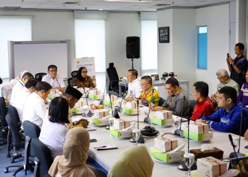 Bupati Konawe, H. Yusran Akbar, ST bersama Wakil Bupati H. Syamsul Ibrahim, SE, MSi menjadi sorotan dalam audiensi strategis bersama Badan Percepatan Pengentasan Kemiskinan (BP Taskin) di Jakarta Pusat, Kamis (19/6/2025). Rapat koordinasi ini juga tiga kepala daerah Sulawesi Tenggara ini membahas terobosan pengentasan kemiskinan berbasis potensi lokal