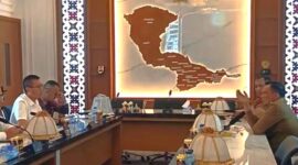 Bupati Konawe, H Yusran Akbar ST, di dampingi Sekda Konawe, Ferdinand saat menggelar pertemuan dengan jajaran manajemen PT OSS untuk penguatan kapasitas Balai Latihan Kerja (BLK) Konawe, di ruang Rapat Bupati Konawe, Senin (21/7/2025).

