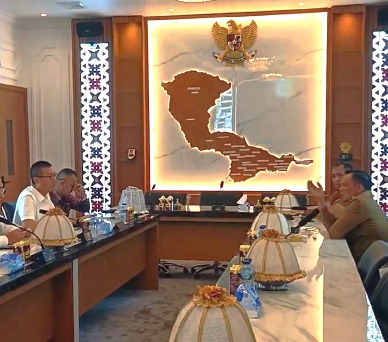 Bupati Konawe, H Yusran Akbar ST, di dampingi Sekda Konawe, Ferdinand saat menggelar pertemuan dengan jajaran manajemen PT OSS untuk penguatan kapasitas Balai Latihan Kerja (BLK) Konawe, di ruang Rapat Bupati Konawe, Senin (21/7/2025).


