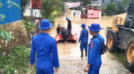 Direktorat Polisi Perairan dan Udara (Ditpolairud) Polda Sultra tampil sigap mengevakuasi warga yang terjebak genangan, Senin (30/6/2025).