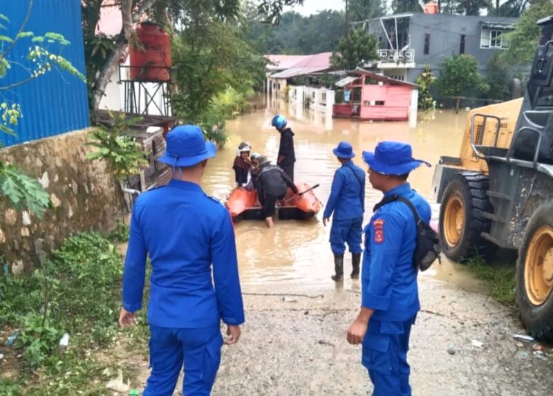 Direktorat Polisi Perairan dan Udara (Ditpolairud) Polda Sultra tampil sigap mengevakuasi warga yang terjebak genangan, Senin (30/6/2025).
