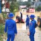 Direktorat Polisi Perairan dan Udara (Ditpolairud) Polda Sultra tampil sigap mengevakuasi warga yang terjebak genangan, Senin (30/6/2025).