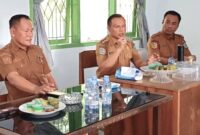 Bupati Konawe, H Yusran Akbar ST, didampingi Dirut PDAM, Drs Jaswan Kide dan plt Sekdis PUPR, Robin Hermansyah saat memberikan arahan kepada jajaran PDAM di kantor PDAM Konawe, Selasa (22/7/2025)