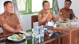 Bupati Konawe, H Yusran Akbar ST, didampingi Dirut PDAM, Drs Jaswan Kide dan plt Sekdis PUPR, Robin Hermansyah saat memberikan arahan kepada jajaran PDAM di kantor PDAM Konawe, Selasa (22/7/2025)