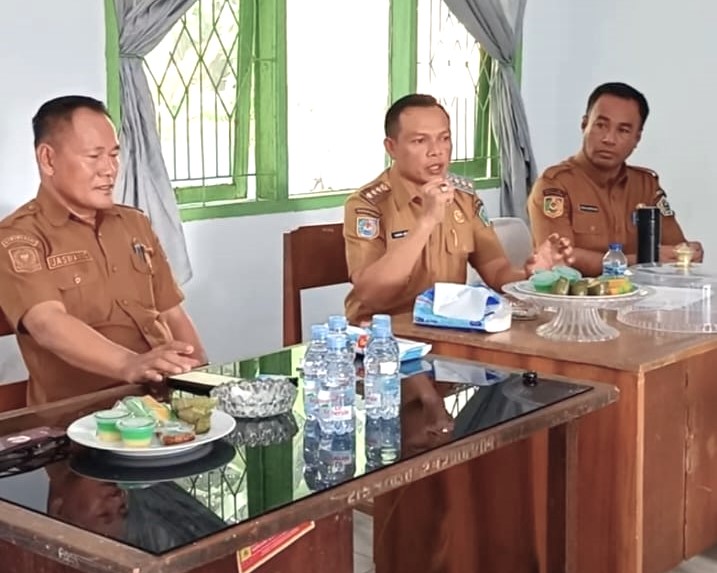 Bupati Konawe, H Yusran Akbar ST, didampingi Dirut PDAM, Drs Jaswan Kide dan plt Sekdis PUPR, Robin Hermansyah saat memberikan arahan kepada jajaran PDAM di kantor PDAM Konawe, Selasa (22/7/2025)