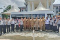 Bus Sekolah Gratis: Wakil Bupati Konawe, H Syamsul Ibrahim usai menerima penyerahan kendaraan tersebut dari Kementerian Perhubungan (Kemenhub) RI. Acara serah terima dilaksanakan di pelataran Kantor Bupati Konawe, Unaaha, Selasa (15/7/2025)