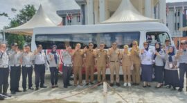 Bus Sekolah Gratis: Wakil Bupati Konawe, H Syamsul Ibrahim usai menerima penyerahan kendaraan tersebut dari Kementerian Perhubungan (Kemenhub) RI. Acara serah terima dilaksanakan di pelataran Kantor Bupati Konawe, Unaaha, Selasa (15/7/2025)