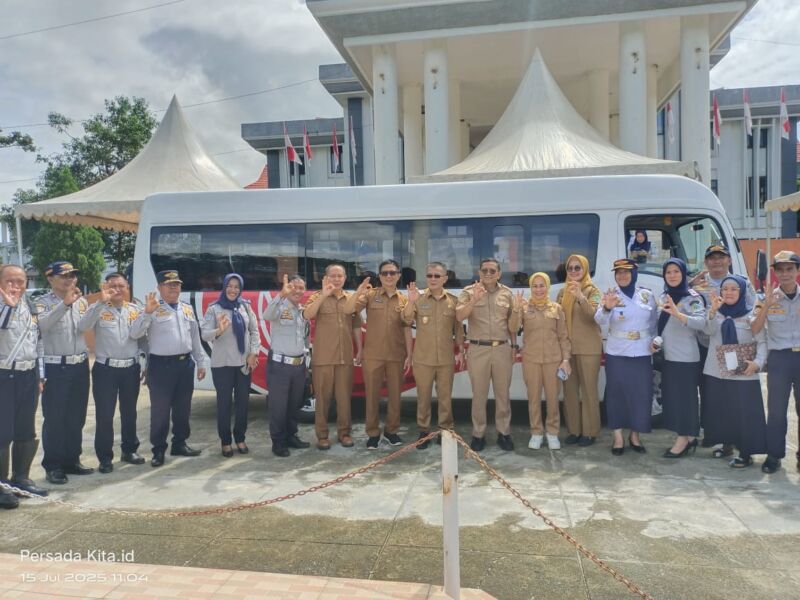 Bus Sekolah Gratis: Wakil Bupati Konawe, H Syamsul Ibrahim usai menerima penyerahan kendaraan tersebut dari Kementerian Perhubungan (Kemenhub) RI. Acara serah terima dilaksanakan di pelataran Kantor Bupati Konawe, Unaaha, Selasa (15/7/2025)