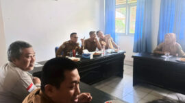 Bupati Konawe, H. Yusran Akbar, ST, mengeluarkan instruksi tegas dalam rapat teknis penataan keindahan kota dan pengelolaan sampah di aula Dinas Lingkungan Hidup (DLH) Kabupaten Konawe dihadiri jajaran DLH, Dinas PUPR, dan sektor terkait itu, Selasa (29/7/2025).