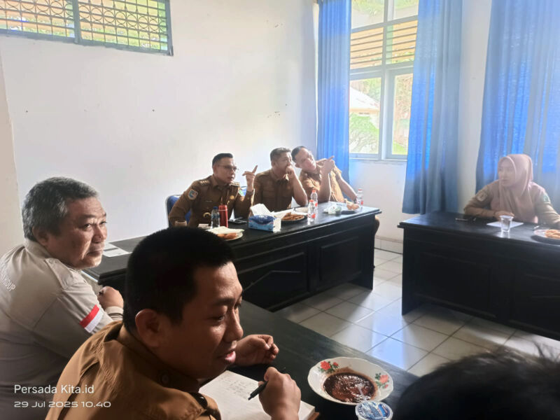 Bupati Konawe, H. Yusran Akbar, ST, mengeluarkan instruksi tegas dalam rapat teknis penataan keindahan kota dan pengelolaan sampah di aula Dinas Lingkungan Hidup (DLH) Kabupaten Konawe dihadiri jajaran DLH, Dinas PUPR, dan sektor terkait itu, Selasa (29/7/2025).