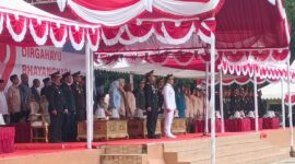 Bupati Konawe, H. Yusran Akbar ST, didampingi Kapolres Konawe, AKBP Noer Alam, S.IK, memimpin upacara peringatan Hari Bhayangkara ke-79 di Lapangan Upacara Pemda Konawe, Sulawesi Tenggara, Selasa (1/7/2025)