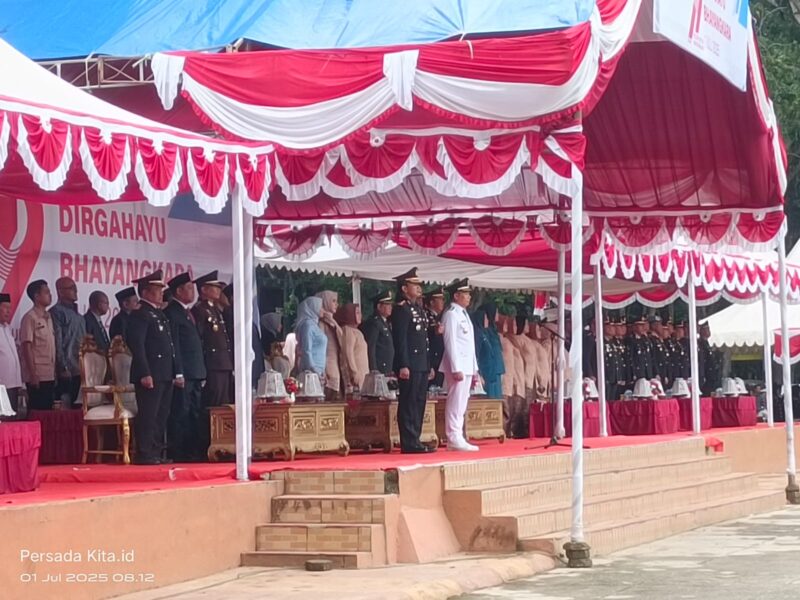 Bupati Konawe, H. Yusran Akbar ST, didampingi Kapolres Konawe, AKBP Noer Alam, S.IK, memimpin upacara peringatan Hari Bhayangkara ke-79 di Lapangan Upacara Pemda Konawe, Sulawesi Tenggara, Selasa (1/7/2025)