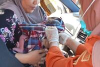 Momen ketika seorang wanita terpaksa melahirkan di dalam mobil dalam perjalanan menuju Puskesmas Duriasi. Insiden ini terjadi di Jalan penghubung Desa Duriasi dan Puuduria, Kecamatan Wonggeduku, Kabupaten Konawe, Sulawesi Tenggara, Sabtu (19/7/2025).