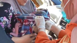 Momen ketika seorang wanita terpaksa melahirkan di dalam mobil dalam perjalanan menuju Puskesmas Duriasi. Insiden ini terjadi di Jalan penghubung Desa Duriasi dan Puuduria, Kecamatan Wonggeduku, Kabupaten Konawe, Sulawesi Tenggara, Sabtu (19/7/2025).