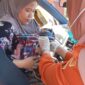 Momen ketika seorang wanita terpaksa melahirkan di dalam mobil dalam perjalanan menuju Puskesmas Duriasi. Insiden ini terjadi di Jalan penghubung Desa Duriasi dan Puuduria, Kecamatan Wonggeduku, Kabupaten Konawe, Sulawesi Tenggara, Sabtu (19/7/2025).