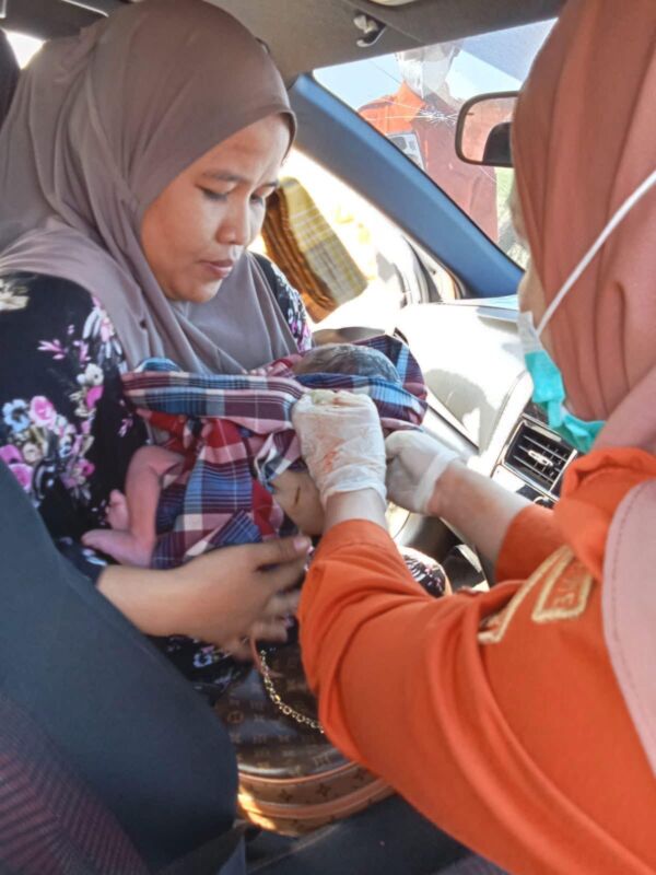 Momen ketika seorang wanita terpaksa melahirkan di dalam mobil dalam perjalanan menuju Puskesmas Duriasi. Insiden ini terjadi di Jalan penghubung Desa Duriasi dan Puuduria, Kecamatan Wonggeduku, Kabupaten Konawe, Sulawesi Tenggara, Sabtu (19/7/2025).