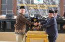 Serah Terima MoU: Dewan Perwakilan Rakyat Daerah (DPRD) Kabupaten Konawe dan Pemerintah Daerah (Pemda) Konawe menandatangani Nota Kesepahaman (MoU) Rancangan Peraturan Daerah (Raperda) tentang Pertanggungjawaban Pelaksanaan Anggaran Pendapatan dan Belanja Daerah (APBD) Tahun Anggaran 2024. Penandatanganan yang berlangsung dalam rapat paripurna di Gedung DPRD Konawe, Jumat (4/7/2025)
