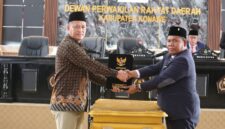 Serah Terima MoU: Dewan Perwakilan Rakyat Daerah (DPRD) Kabupaten Konawe dan Pemerintah Daerah (Pemda) Konawe menandatangani Nota Kesepahaman (MoU) Rancangan Peraturan Daerah (Raperda) tentang Pertanggungjawaban Pelaksanaan Anggaran Pendapatan dan Belanja Daerah (APBD) Tahun Anggaran 2024. Penandatanganan yang berlangsung dalam rapat paripurna di Gedung DPRD Konawe, Jumat (4/7/2025)