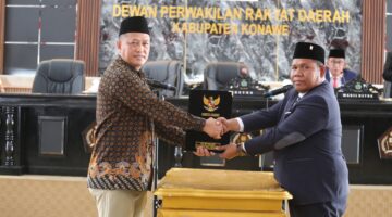 Serah Terima MoU: Dewan Perwakilan Rakyat Daerah (DPRD) Kabupaten Konawe dan Pemerintah Daerah (Pemda) Konawe menandatangani Nota Kesepahaman (MoU) Rancangan Peraturan Daerah (Raperda) tentang Pertanggungjawaban Pelaksanaan Anggaran Pendapatan dan Belanja Daerah (APBD) Tahun Anggaran 2024. Penandatanganan yang berlangsung dalam rapat paripurna di Gedung DPRD Konawe, Jumat (4/7/2025)