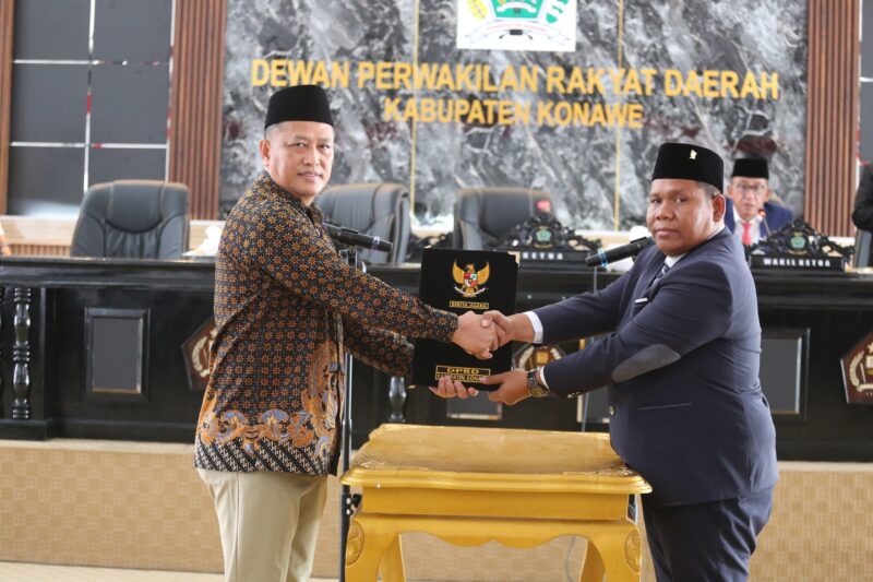 Serah Terima MoU: Dewan Perwakilan Rakyat Daerah (DPRD) Kabupaten Konawe dan Pemerintah Daerah (Pemda) Konawe menandatangani Nota Kesepahaman (MoU) Rancangan Peraturan Daerah (Raperda) tentang Pertanggungjawaban Pelaksanaan Anggaran Pendapatan dan Belanja Daerah (APBD) Tahun Anggaran 2024. Penandatanganan yang berlangsung dalam rapat paripurna di Gedung DPRD Konawe, Jumat (4/7/2025)