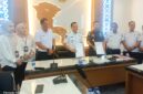Pemda Kabupaten Konawe dan Kejari memperkuat sinergi hukum melalui penandatanganan Nota Kesepahaman (MoU) tentang penanganan masalah Perdata dan Tata Usaha Negara (TUN). Bupati Konawe, H. Yusran Akbar, ST, dan Kajari Konawe, Dr. Musafir Menca, SH, S.Pd, MH, di Ruang Rapat Bupati, Selasa (2/7/2025). Kerja sama ini diharapkan menjadi solusi atas potensi sengketa hukum yang melibatkan kebijakan daerah.