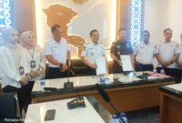 Pemda Kabupaten Konawe dan Kejari memperkuat sinergi hukum melalui penandatanganan Nota Kesepahaman (MoU) tentang penanganan masalah Perdata dan Tata Usaha Negara (TUN). Bupati Konawe, H. Yusran Akbar, ST, dan Kajari Konawe, Dr. Musafir Menca, SH, S.Pd, MH, di Ruang Rapat Bupati, Selasa (2/7/2025). Kerja sama ini diharapkan menjadi solusi atas potensi sengketa hukum yang melibatkan kebijakan daerah.