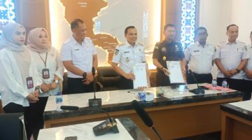 Pemda Kabupaten Konawe dan Kejari memperkuat sinergi hukum melalui penandatanganan Nota Kesepahaman (MoU) tentang penanganan masalah Perdata dan Tata Usaha Negara (TUN). Bupati Konawe, H. Yusran Akbar, ST, dan Kajari Konawe, Dr. Musafir Menca, SH, S.Pd, MH, di Ruang Rapat Bupati, Selasa (2/7/2025). Kerja sama ini diharapkan menjadi solusi atas potensi sengketa hukum yang melibatkan kebijakan daerah.