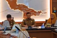 Penandatanganan Perjanjian Kerja Sama antara Disdukcapil Konawe, BLUD RSUD, dan seluruh UPTD Puskesmas se-Kabupaten Konawe resmi dilakukan pada Senin (14/7/2025). Acara ini disaksikan langsung oleh Bupati Konawe, H. Yusran Akbar ST, menandai komitmen pemerintah dalam mempermudah urusan administrasi warga.