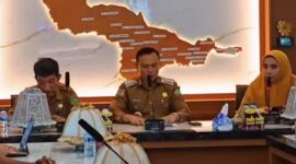 Penandatanganan Perjanjian Kerja Sama antara Disdukcapil Konawe, BLUD RSUD, dan seluruh UPTD Puskesmas se-Kabupaten Konawe resmi dilakukan pada Senin (14/7/2025). Acara ini disaksikan langsung oleh Bupati Konawe, H. Yusran Akbar ST, menandai komitmen pemerintah dalam mempermudah urusan administrasi warga.