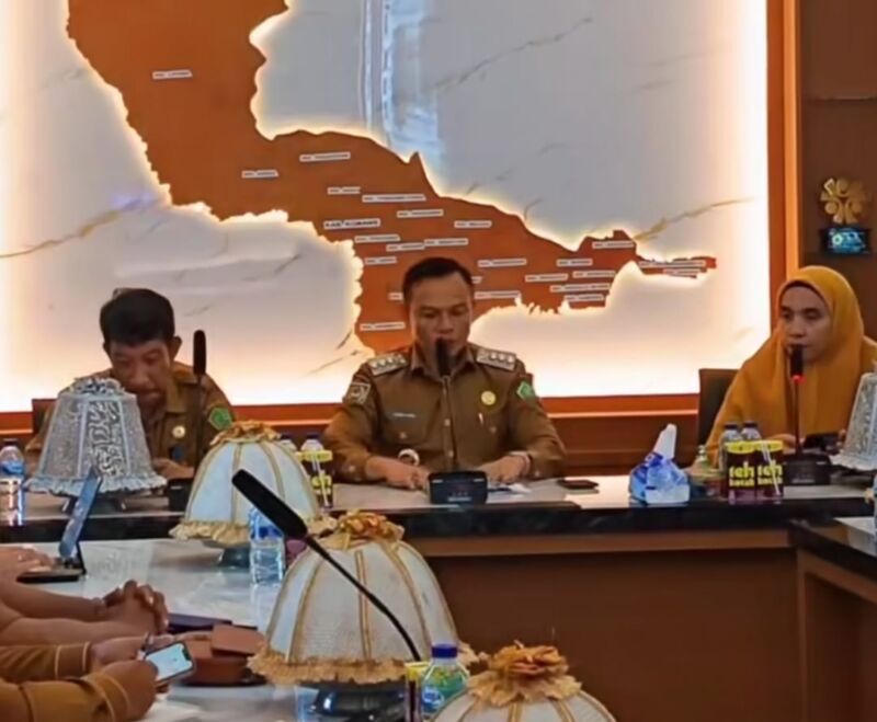 Penandatanganan Perjanjian Kerja Sama antara Disdukcapil Konawe, BLUD RSUD, dan seluruh UPTD Puskesmas se-Kabupaten Konawe resmi dilakukan pada Senin (14/7/2025). Acara ini disaksikan langsung oleh Bupati Konawe, H. Yusran Akbar ST, menandai komitmen pemerintah dalam mempermudah urusan administrasi warga.
