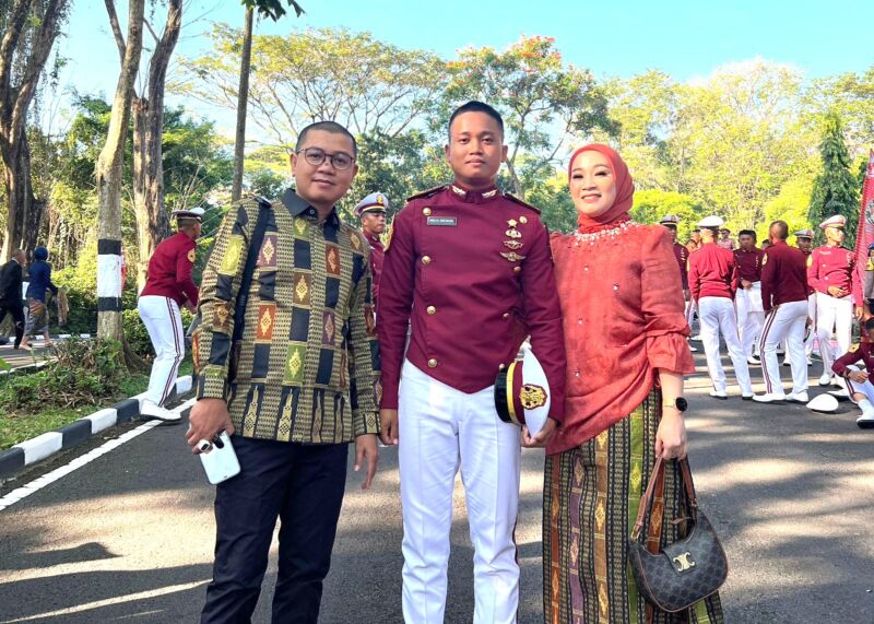 Mulya Dhewana Pribumi, putra terbaik Kabupaten Konawe, Sulawesi Tenggara, anak dari pasangan Mahbub Fauzi dan Siti Nurianti. Resmi menyandang status lulusan Akademi Kepolisian (Akpol) Republik Indonesia, Kamis (10/7/2025).