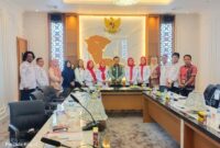 Bupati Konawe, H Yusran Akbar ST usai audiensi  bersama rombongan Pengurus Palang Merah Indonesia (PMI) Konawe yang dipimpin langsung keyuanya Sarnina Yusrin Usbar, SE membahas sejumlah program kemanusiaan dan dukungan anggaran untuk kelancaran kegiatan PMI. Pertemuan berlangsung penuh keakraban di ruang rapat Bupati Konawe, di Ruang Rapat Bupati, Kamis (24/7/2025)