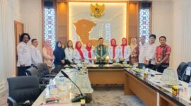 Bupati Konawe, H Yusran Akbar ST usai audiensi  bersama rombongan Pengurus Palang Merah Indonesia (PMI) Konawe yang dipimpin langsung keyuanya Sarnina Yusrin Usbar, SE membahas sejumlah program kemanusiaan dan dukungan anggaran untuk kelancaran kegiatan PMI. Pertemuan berlangsung penuh keakraban di ruang rapat Bupati Konawe, di Ruang Rapat Bupati, Kamis (24/7/2025)