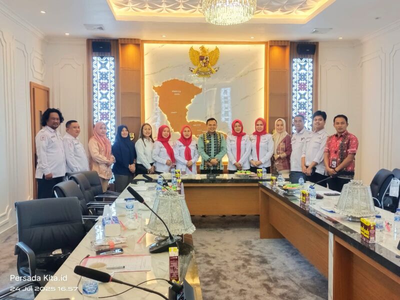 Bupati Konawe, H Yusran Akbar ST usai audiensi  bersama rombongan Pengurus Palang Merah Indonesia (PMI) Konawe yang dipimpin langsung keyuanya Sarnina Yusrin Usbar, SE membahas sejumlah program kemanusiaan dan dukungan anggaran untuk kelancaran kegiatan PMI. Pertemuan berlangsung penuh keakraban di ruang rapat Bupati Konawe, di Ruang Rapat Bupati, Kamis (24/7/2025)