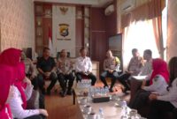 Pengurus Palang Merah Indonesia (PMI) Kabupaten Konawe melakukan audiensi dengan Polres Konawe untuk memperkuat sinergi penanggulangan bencana kemanusiaan. Rombongan PMI Konawe yang dipimpin oleh Ketua PMI Konawe, Sarnina Yusrin Usbar, S.E. (SYU), diterima langsung oleh Kapolres Konawe, AKBP Noer Alam, S.I.K., di ruang kerjanya, Selasa (15/7/2025).