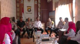 Pengurus Palang Merah Indonesia (PMI) Kabupaten Konawe melakukan audiensi dengan Polres Konawe untuk memperkuat sinergi penanggulangan bencana kemanusiaan. Rombongan PMI Konawe yang dipimpin oleh Ketua PMI Konawe, Sarnina Yusrin Usbar, S.E. (SYU), diterima langsung oleh Kapolres Konawe, AKBP Noer Alam, S.I.K., di ruang kerjanya, Selasa (15/7/2025).