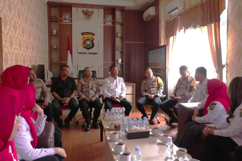 Pengurus Palang Merah Indonesia (PMI) Kabupaten Konawe melakukan audiensi dengan Polres Konawe untuk memperkuat sinergi penanggulangan bencana kemanusiaan. Rombongan PMI Konawe yang dipimpin oleh Ketua PMI Konawe, Sarnina Yusrin Usbar, S.E. (SYU), diterima langsung oleh Kapolres Konawe, AKBP Noer Alam, S.I.K., di ruang kerjanya, Selasa (15/7/2025).