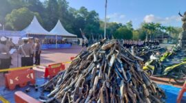Kepolisian Daerah (Polda) Sulawesi Tenggara pagi tadi dalam upaya menciptakan lalu lintas yang aman dan nyaman. Sebanyak 735 knalpot brong hasil Operasi Patuh Anoa 2025 dimusnahkan di halaman Mapolda Sultra, Selasa (29/7/2025).