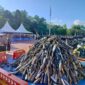 Kepolisian Daerah (Polda) Sulawesi Tenggara pagi tadi dalam upaya menciptakan lalu lintas yang aman dan nyaman. Sebanyak 735 knalpot brong hasil Operasi Patuh Anoa 2025 dimusnahkan di halaman Mapolda Sultra, Selasa (29/7/2025).