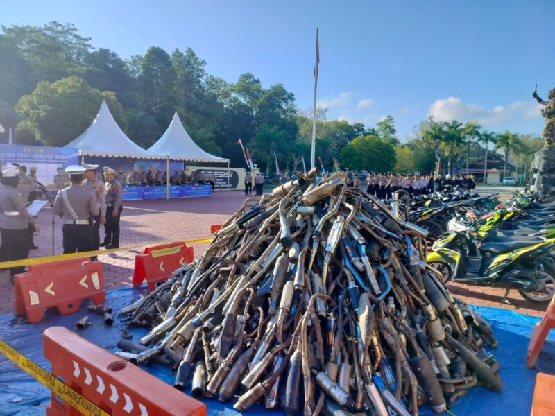 Kepolisian Daerah (Polda) Sulawesi Tenggara pagi tadi dalam upaya menciptakan lalu lintas yang aman dan nyaman. Sebanyak 735 knalpot brong hasil Operasi Patuh Anoa 2025 dimusnahkan di halaman Mapolda Sultra, Selasa (29/7/2025).