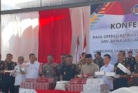 Brigjen Pol. Irwansyah bersama Dirjen Bea Cukai Djaka Budhi Utama saat pemaparan hasil operasi di Kantor DJBC Kepulauan Riau. 