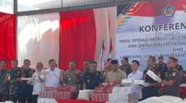 Brigjen Pol. Irwansyah bersama Dirjen Bea Cukai Djaka Budhi Utama saat pemaparan hasil operasi di Kantor DJBC Kepulauan Riau. 