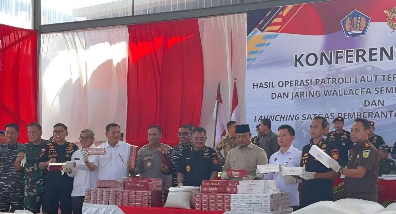Brigjen Pol. Irwansyah bersama Dirjen Bea Cukai Djaka Budhi Utama saat pemaparan hasil operasi di Kantor DJBC Kepulauan Riau. 