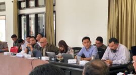 Dewan Perwakilan Rakyat Daerah (DPRD) Kabupaten Konawe menggelar Rapat Dengar Pendapat (RDP) bersama PT. Sulawesi Cahaya Mineral (SCM). Ketua Komisi III DPRD Konawe, Ginal Sambari, menyatakan bahwa kehadiran PT. SCM telah memberikan dampak positif bagi pembangunan daerah. Kontribusinya tidak hanya di bidang ekonomi, tapi juga sosial saat membuka rapat di Gedung Gusli Topan Sabhara, Kamis (17/05/2025).