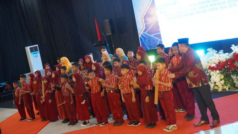 Alunan musik bambu ditampilkan siswa-siswi SD Negeri Lalosabila dalam Musrenbang  RPJMD 2025-2029 Kabupaten Konawe di Hotel Nugraha, Unaaha, Kamis (24/7/2025).