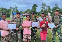 Satgas Yonif 131/Brajasakti melalui Pos Skofro Lama menggelar perlombaan seru bagi warga setempat, mengubah suasana perbatasan menjadi ajang kebersamaan yang hangat di Kampung Skofro, Distrik Arso Timur, Papua, Selasa (1/7/2025).