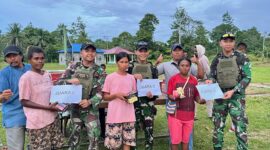 Satgas Yonif 131/Brajasakti melalui Pos Skofro Lama menggelar perlombaan seru bagi warga setempat, mengubah suasana perbatasan menjadi ajang kebersamaan yang hangat di Kampung Skofro, Distrik Arso Timur, Papua, Selasa (1/7/2025).