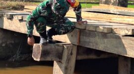 Untuk memastikan pekerjaan berjalan sesuai target, Komandan Satuan Tugas (Dansatgas) TMMD 125, Kolonel Inf Herry Indriyanto, turun langsung meninjau lokasi pembangunan jembatan di Desa Awua Jaya, Kecamatan Asinua, Kabupaten Konawe, menjadi salah satu fokus utama program TMMD ke-125 Kodim 1417/Kendari. Senin (28/7/2025).