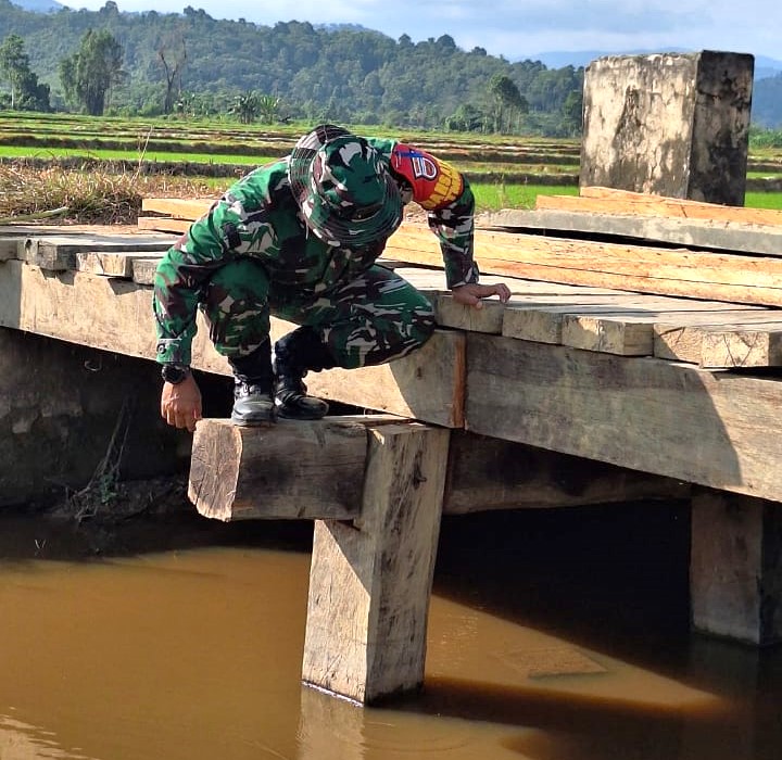 Untuk memastikan pekerjaan berjalan sesuai target, Komandan Satuan Tugas (Dansatgas) TMMD 125, Kolonel Inf Herry Indriyanto, turun langsung meninjau lokasi pembangunan jembatan di Desa Awua Jaya, Kecamatan Asinua, Kabupaten Konawe, menjadi salah satu fokus utama program TMMD ke-125 Kodim 1417/Kendari. Senin (28/7/2025).