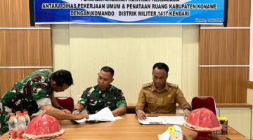 Penandatanganan program TMMD antara Pemerintah Daerah Kabupaten Konawe, oleh Kuasa Pengguna Anggaran, Robin Hermansyah mewakili Bupati Konawe dengan Komandan Kodim 1417 Kendari, Kolonel Inf. Herry Indriyanto menandai digelarnya TMMD di Kabupaten Konawe yang akan difokuskan di 2 kecamatan yakni kecamatan Asinua dan Kecamatan Padangguni di Unaaha, Sabtu Sabtu (5/7/2025).